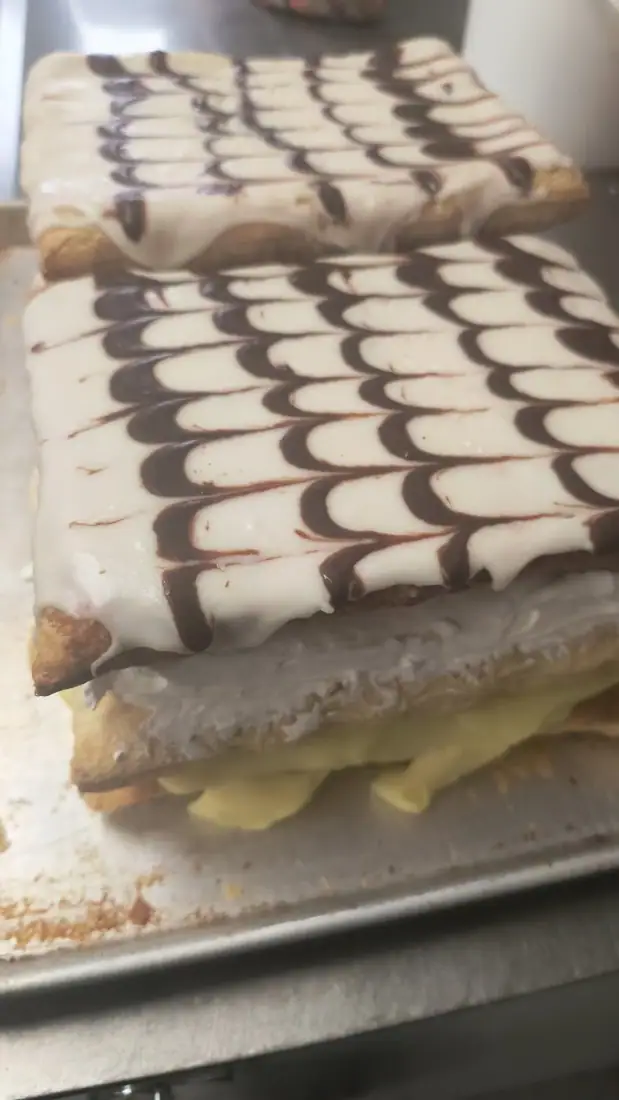 Mille-feuille marbré au chocolat, glaçage blanc