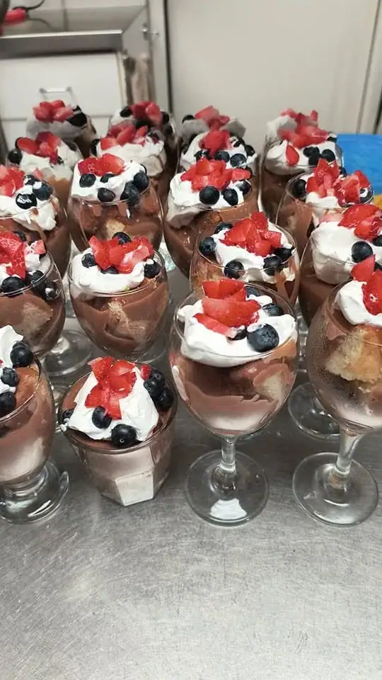 Coupes de mousse au chocolat, fraises et bleuets