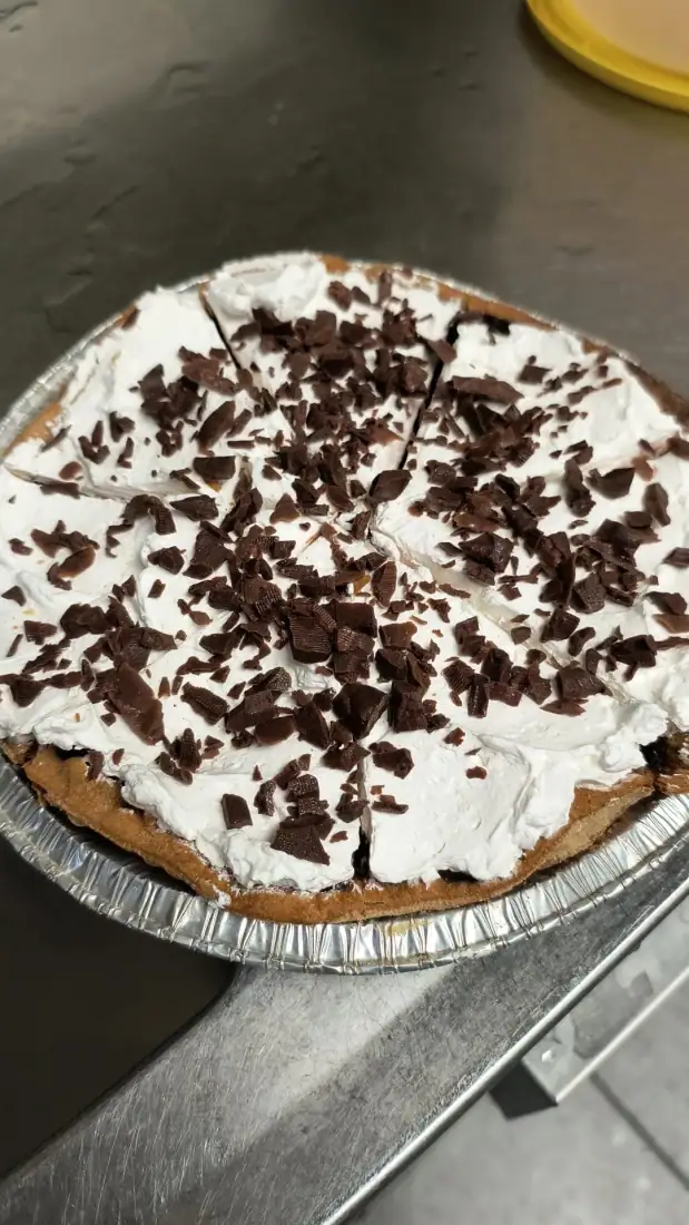 Tarte à la crème au chocolat garnie de copeaux de chocolat
