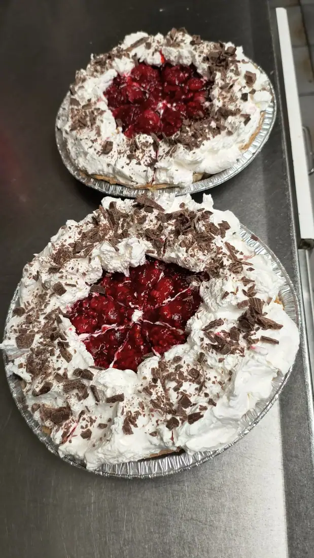 Tartes à la framboise nappées de crème fouettée et copeaux de chocolat