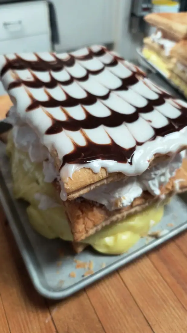 Mille-feuille maison marbré au chocolat, monté sur plusieurs étages