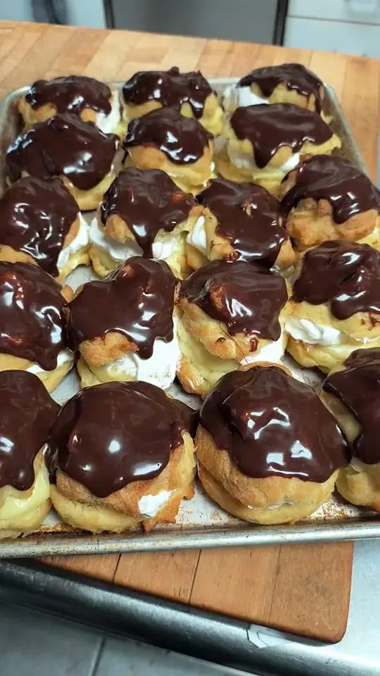 Choux à la crème nappés de chocolat, gros plan