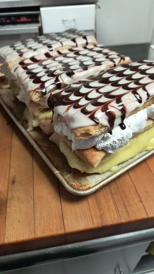 Mille-feuille marbré tranché dans son plateau